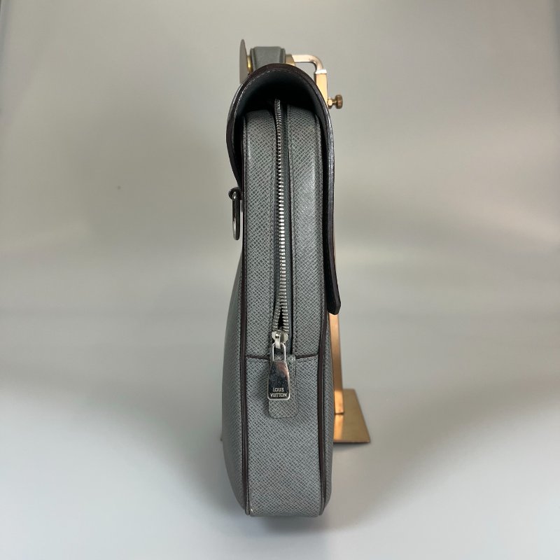 LV M32641 冰白灰TAIGA牛皮壓扣式斜背公事包-2