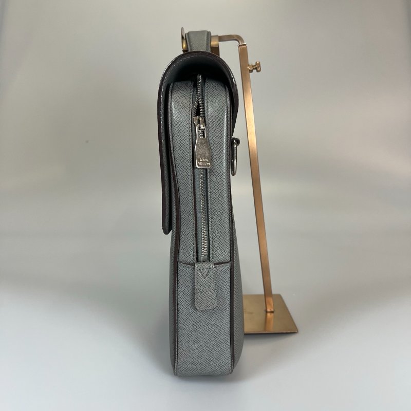 LV M32641 冰白灰TAIGA牛皮壓扣式斜背公事包-3