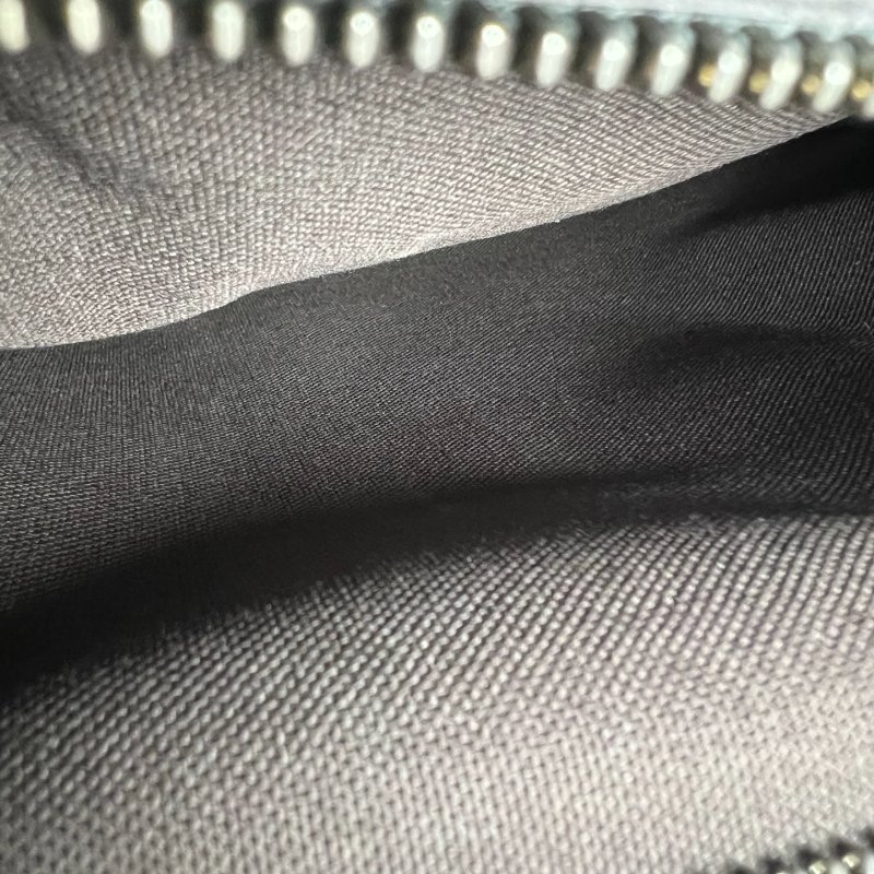 LV M32641 冰白灰TAIGA牛皮壓扣式斜背公事包-6