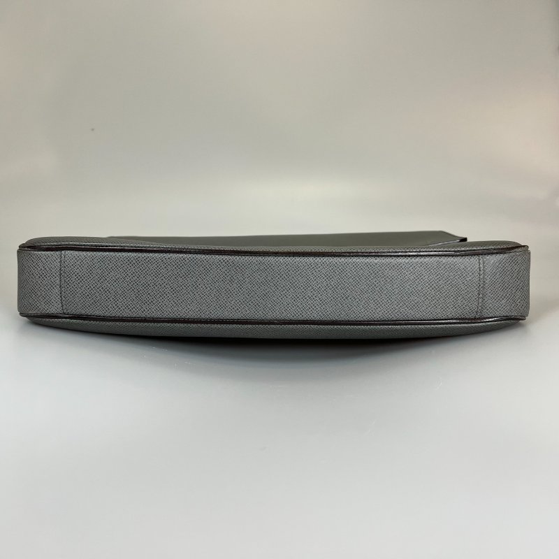 LV M32641 冰白灰TAIGA牛皮壓扣式斜背公事包-8