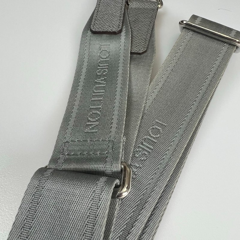 LV M32641 冰白灰TAIGA牛皮壓扣式斜背公事包-10