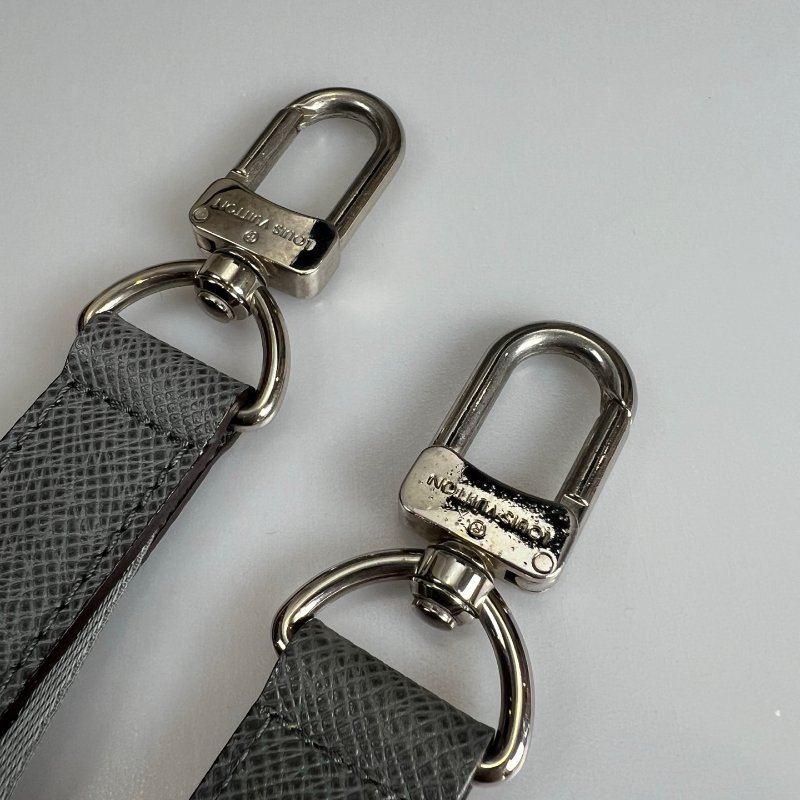 LV M32641 冰白灰TAIGA牛皮壓扣式斜背公事包-11