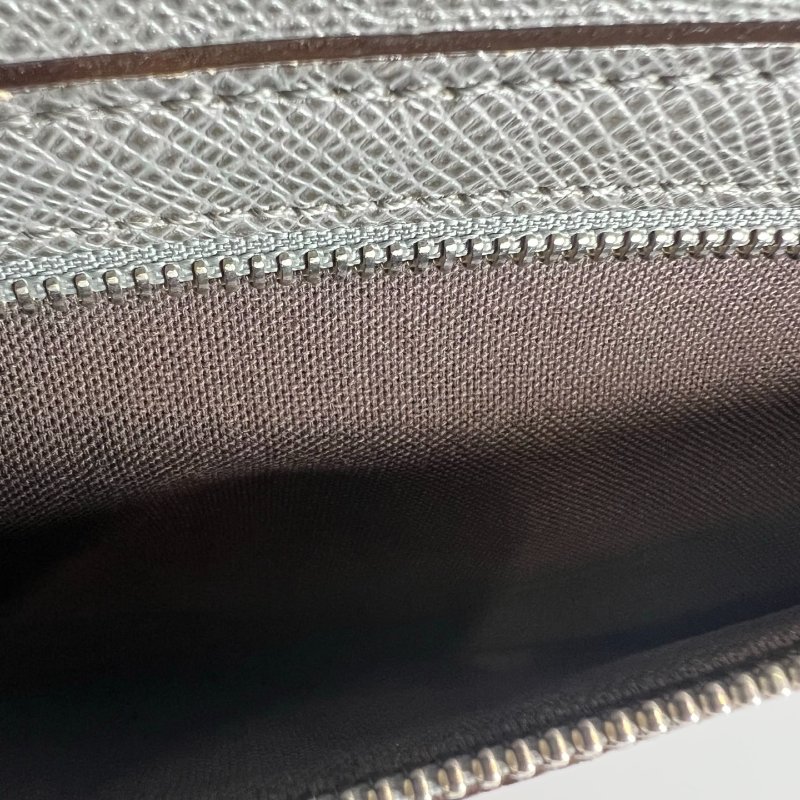 LV M32641 冰白灰TAIGA牛皮壓扣式斜背公事包-12