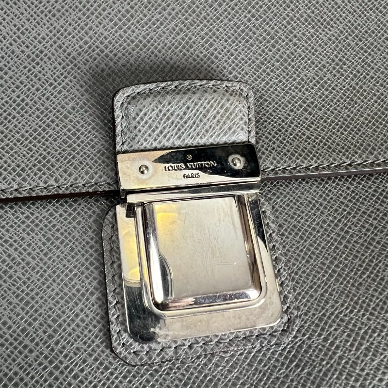 LV M32641 冰白灰TAIGA牛皮壓扣式斜背公事包-13