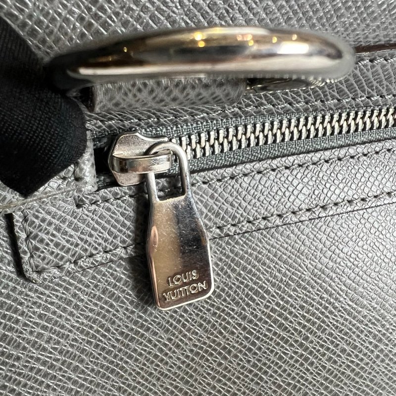 LV M32641 冰白灰TAIGA牛皮壓扣式斜背公事包-14