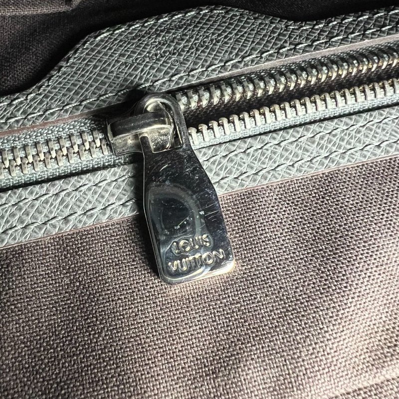 LV M32641 冰白灰TAIGA牛皮壓扣式斜背公事包-15