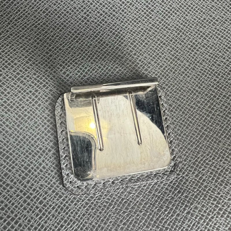 LV M32641 冰白灰TAIGA牛皮壓扣式斜背公事包-16