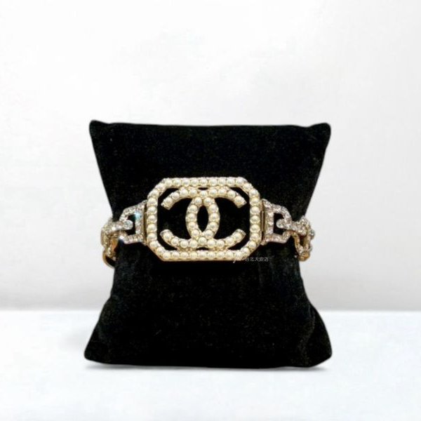 A12917-CHANEL 珍珠方形雙C水鑽淡金手鍊-0