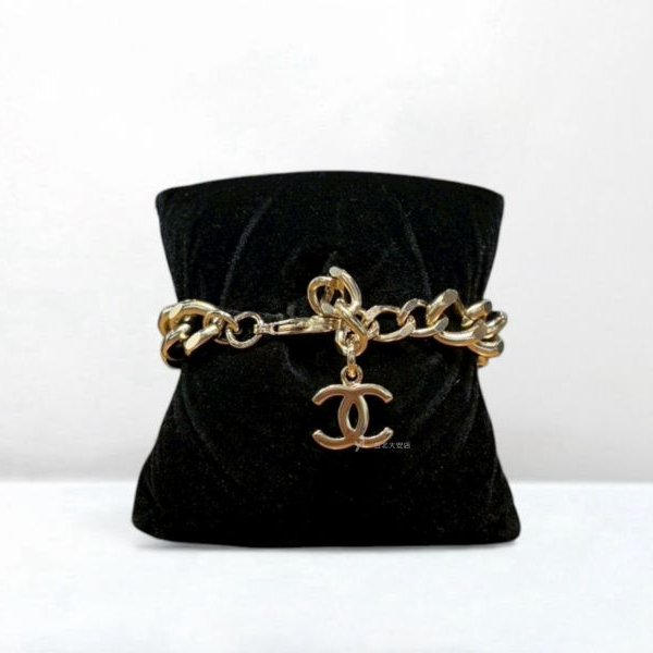 A12917-CHANEL 珍珠方形雙C水鑽淡金手鍊-3