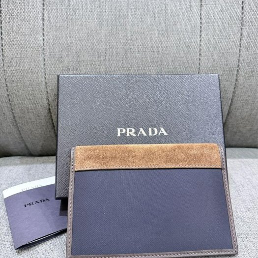 💎Han's house精品服飾💎PRADA 麂皮拼接 信用卡護照夾 卡夾 短夾 原價20800-4