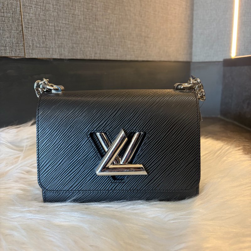LV EP轉扣翻蓋鏈包 黑色晶片款-0