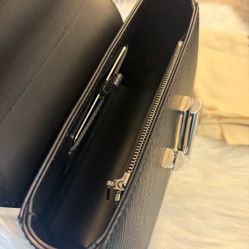 LV EP轉扣翻蓋鏈包 黑色晶片款-4
