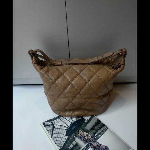 Chanel 泥土色皮革單把肩側包 hobo
