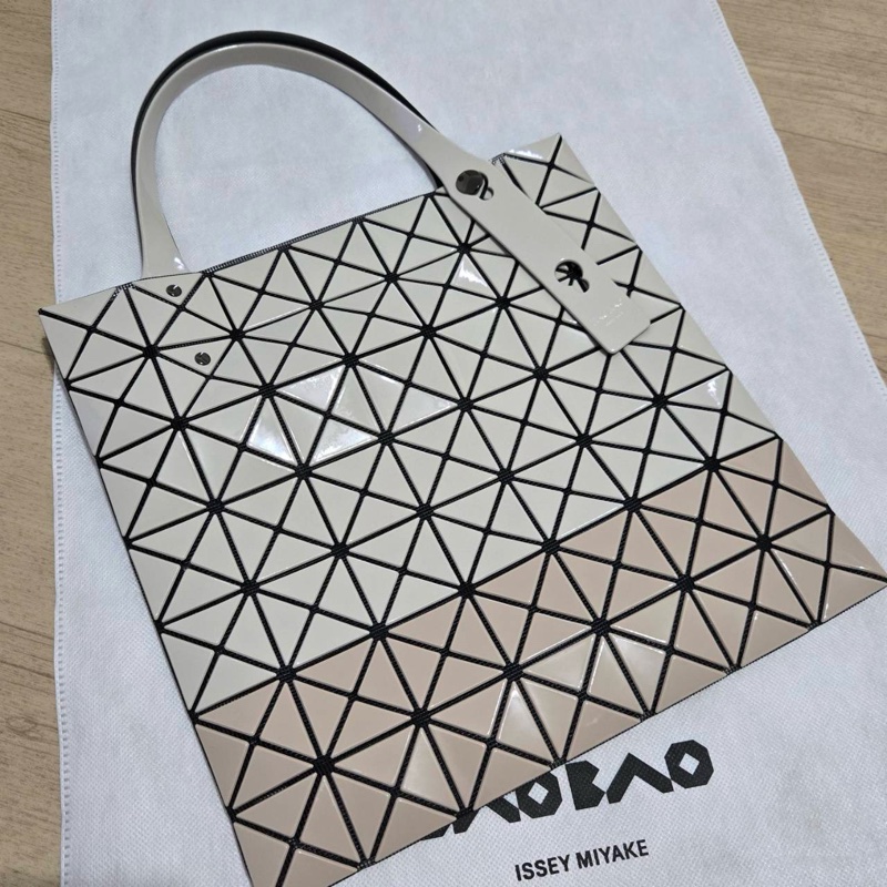 Issey Miyake 三宅一生 BaoBao 基本款 奶茶色拼色 7x7 肩背 手提包-1