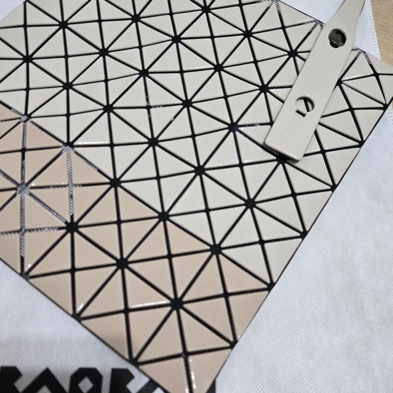 Issey Miyake 三宅一生 BaoBao 基本款 奶茶色拼色 7x7 肩背 手提包-4