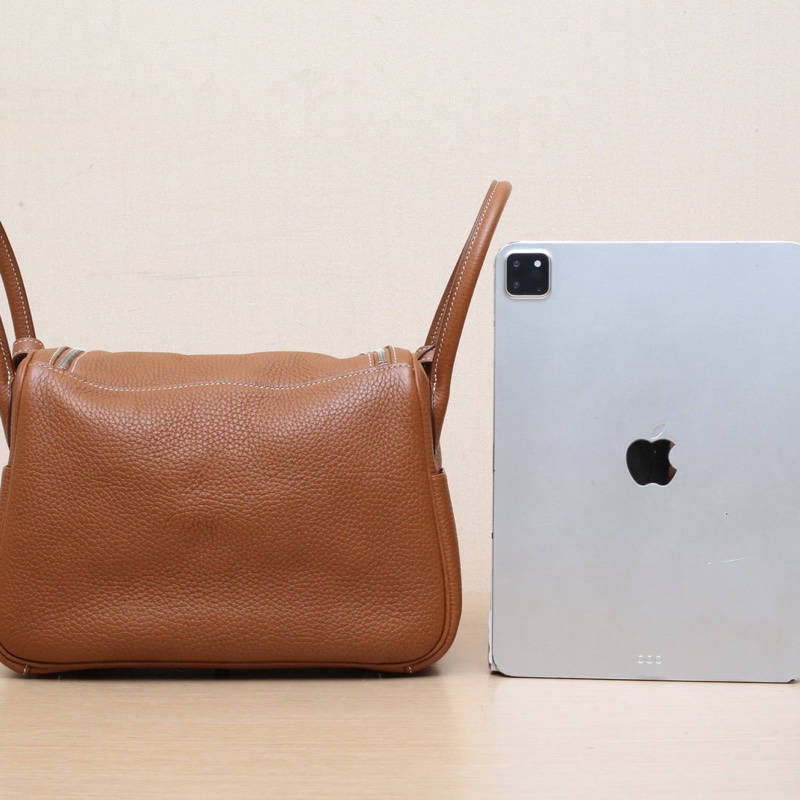 HERMES Lindy26金棕色TC皮A刻銀扣肩背包-2