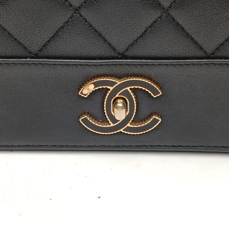 CHANEL 季節款雙C琺瑯扣口蓋包中號黑色羊皮21開肩背包-4