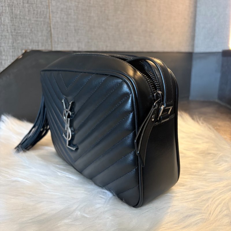 YSL MONOGRAM 銀色LOGO肩背相機包/黑-1