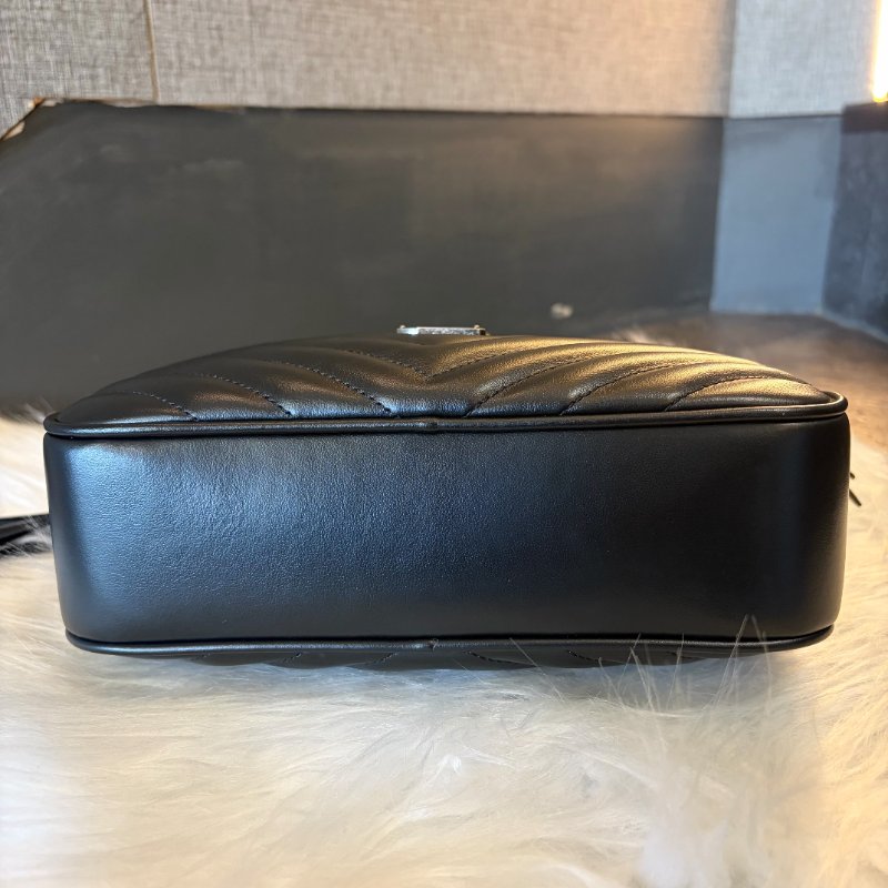 YSL MONOGRAM 銀色LOGO肩背相機包/黑-3