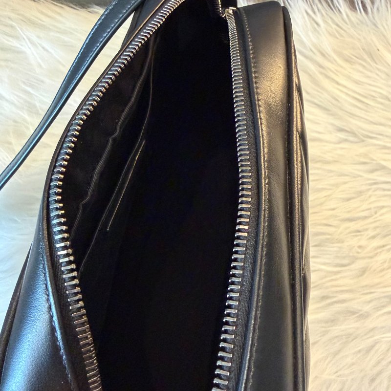 YSL MONOGRAM 銀色LOGO肩背相機包/黑-4