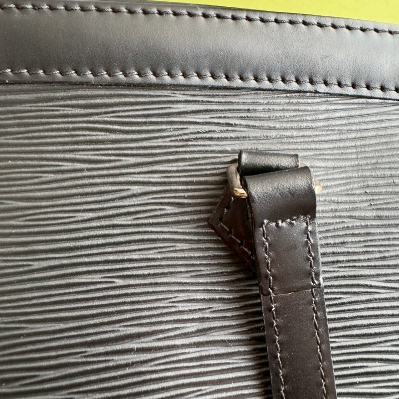 😍現在最流行 LV 黑色EPI 超百搭雙肩包-17