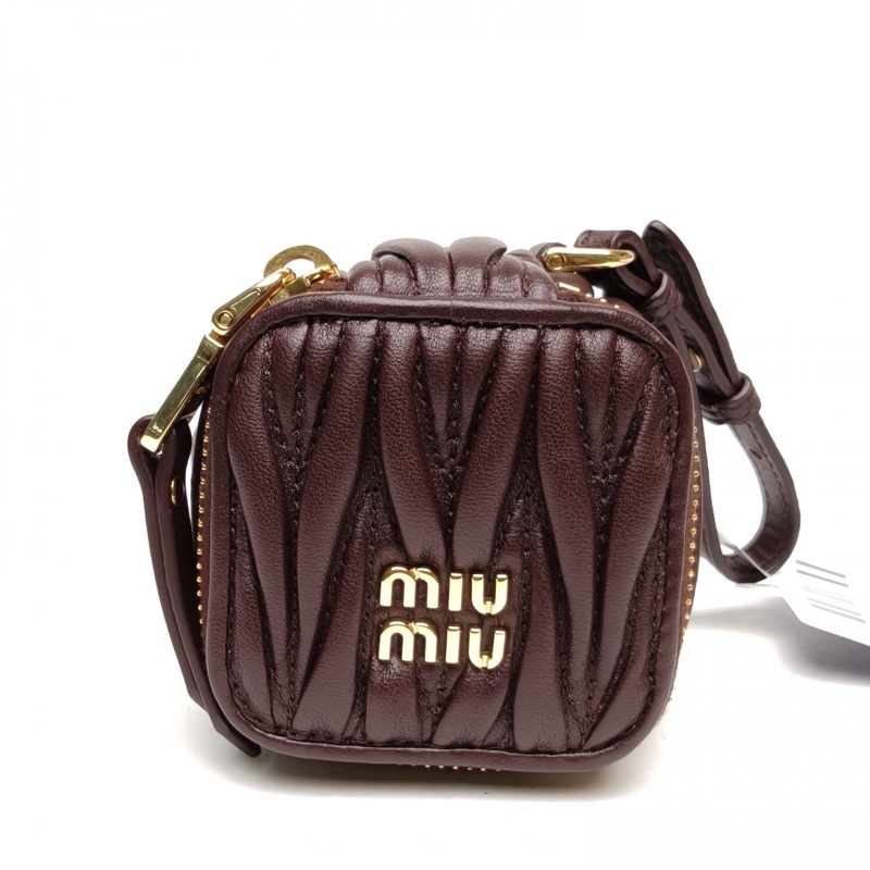 MIUMIU 褐色羊皮Trick金屬字母徽標mini包掛件-3
