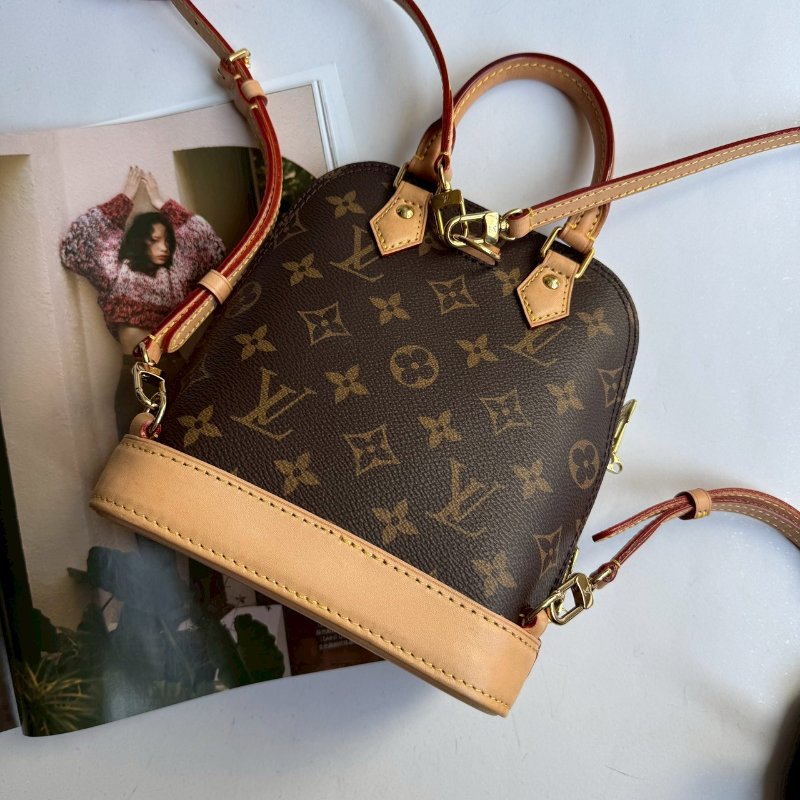 💫上身拍照超美💥LV 經典花紋貝殼後背包-1