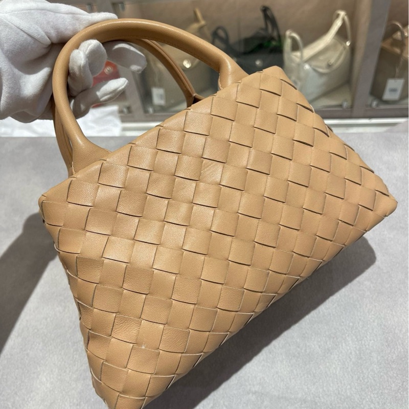 BV 葆蝶家 奶茶色編織手提包 尺寸:26*16*12cm 缺肩帶-1