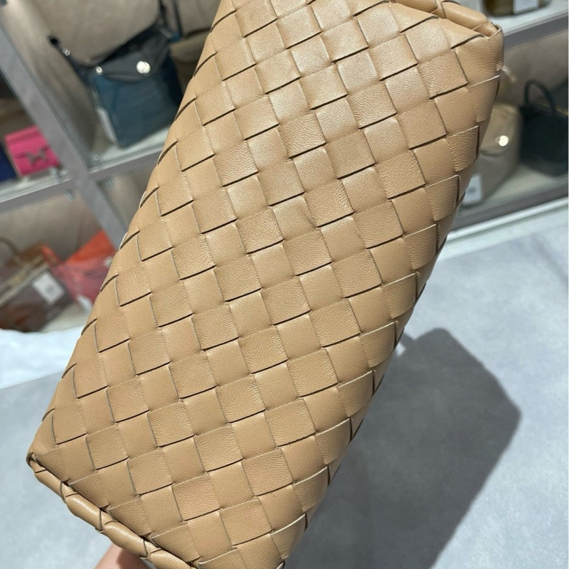 BV 葆蝶家 奶茶色編織手提包 尺寸:26*16*12cm 缺肩帶-2