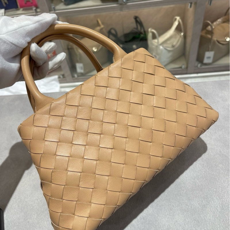 BV 葆蝶家 奶茶色編織手提包 尺寸:26*16*12cm 缺肩帶-3