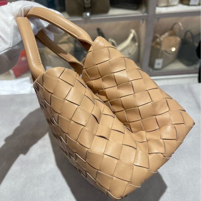 BV 葆蝶家 奶茶色編織手提包 尺寸:26*16*12cm 缺肩帶-4