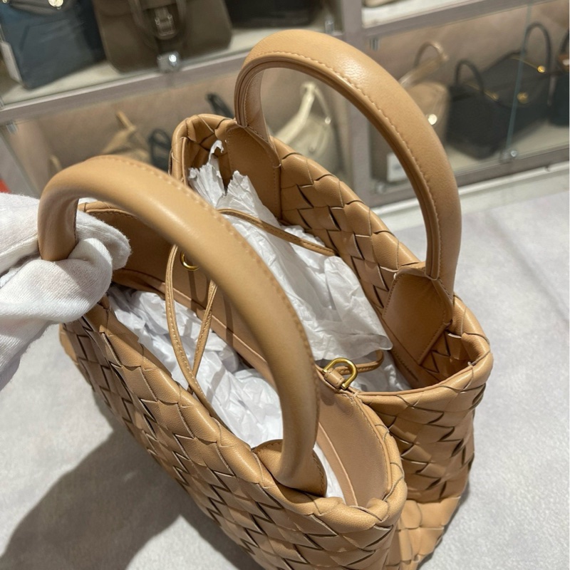 BV 葆蝶家 奶茶色編織手提包 尺寸:26*16*12cm 缺肩帶-10