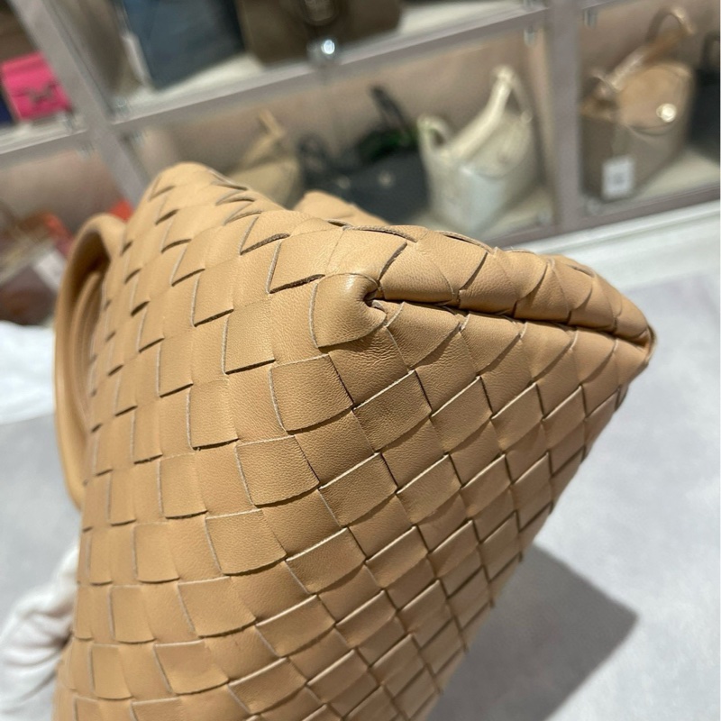 BV 葆蝶家 奶茶色編織手提包 尺寸:26*16*12cm 缺肩帶-16
