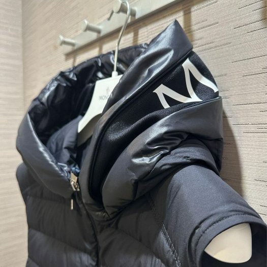 💎Han's house精品服飾💎 moncler Bourget 羽絨 連帽 背心 外套 深藍 可水手洗 現貨 S 原價45000-2
