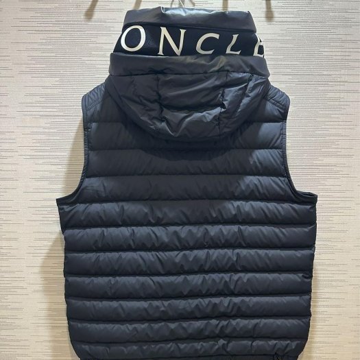 💎Han's house精品服飾💎 moncler Bourget 羽絨 連帽 背心 外套 深藍 可水手洗 現貨 S 原價45000-4