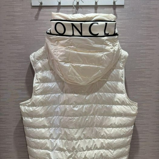 💎Han's house精品服飾💎moncler Cardamine 羽絨 連帽 背心 外套 可水手洗 現貨 7號原價54000-0