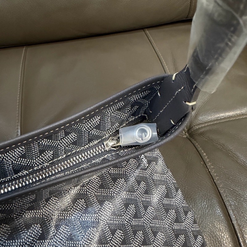 全新 釜山新世界購入轉售Goyard Hobo 灰色 (灰愛心彩繪)-4
