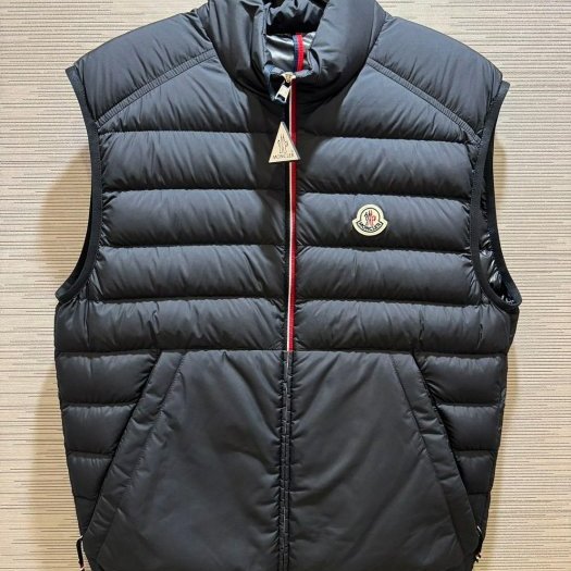 💎Han's house精品服飾💎moncler Rabuons 消光 羽絨 背心 外套 可水手洗 現貨 M-1