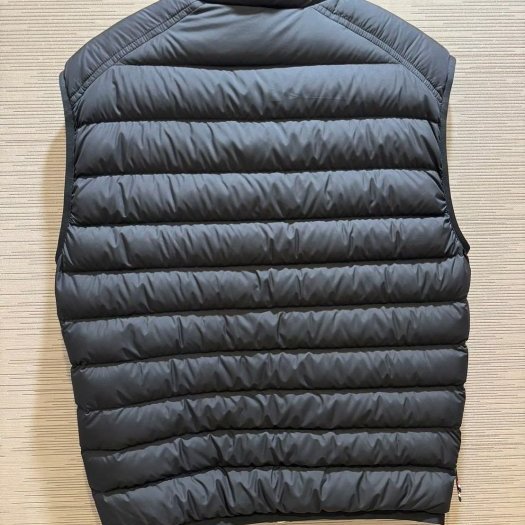 💎Han's house精品服飾💎moncler Rabuons 消光 羽絨 背心 外套 可水手洗 現貨 M-2