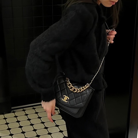 什麼！穿搭不用想直接背｜Chanel 黑金風琴包