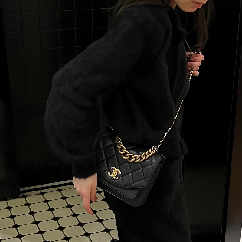 什麼!穿搭不用想直接背|Chanel 黑金風琴包-0
