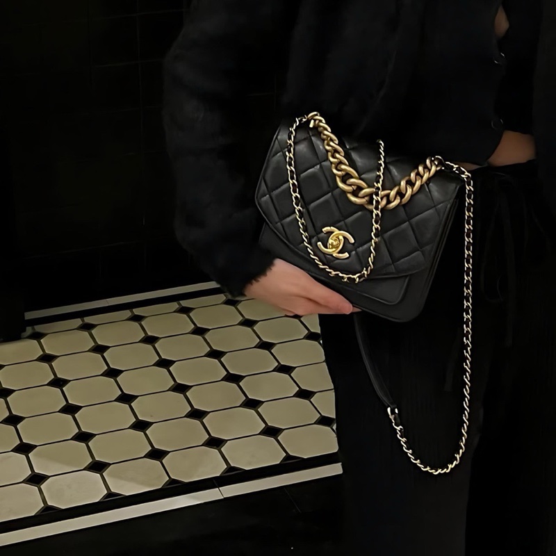 什麼!穿搭不用想直接背|Chanel 黑金風琴包-3