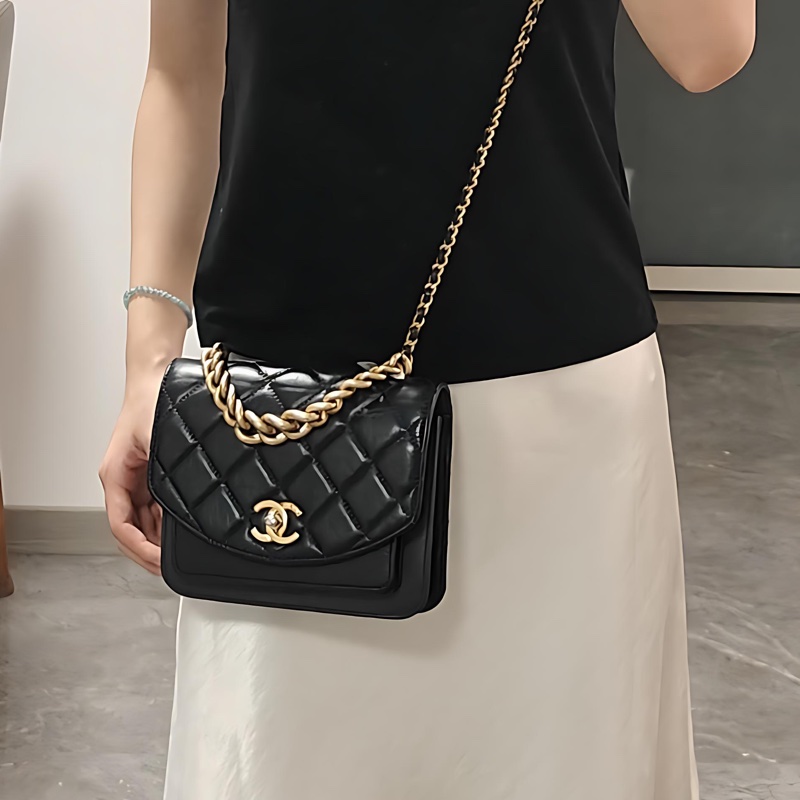 什麼!穿搭不用想直接背|Chanel 黑金風琴包-4