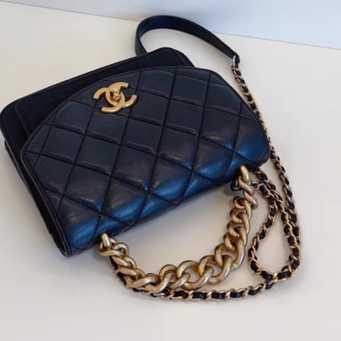 什麼!穿搭不用想直接背|Chanel 黑金風琴包-9