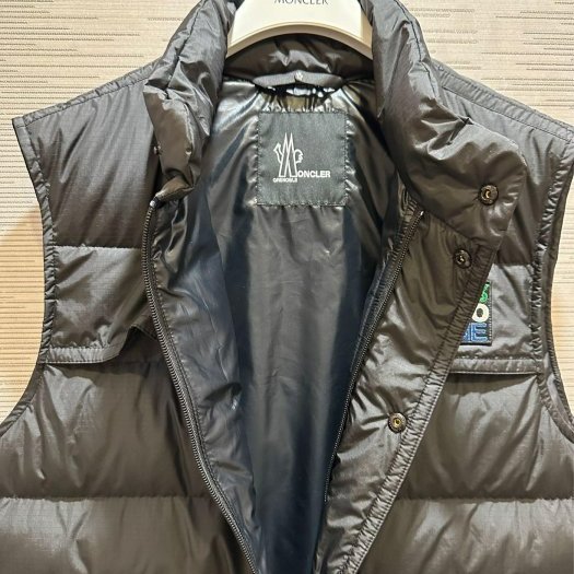 💎Han's house精品服飾💎moncler Veny 滑雪系列 防水 羽絨 背心 外套 可手水洗 現貨 L ~ XL 原價40300-2