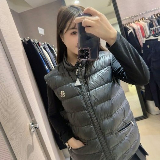 💎Han's house精品服飾💎MONCLER Gui 羽絨 背心  灰 可手水洗 現貨5 原價34000-1