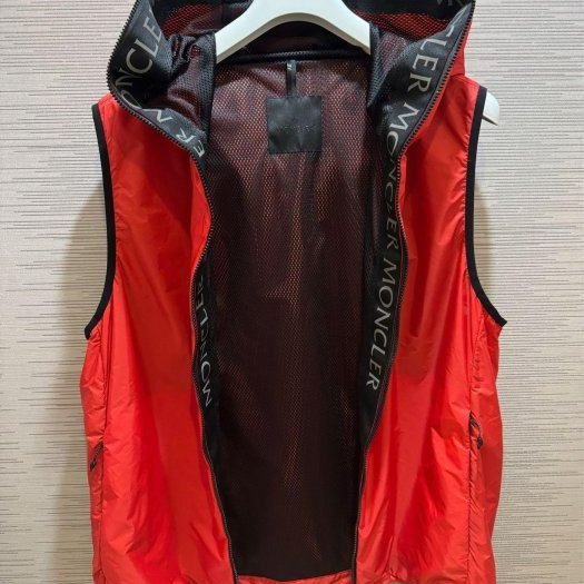 💎Han's house精品服飾💎moncler Pakito 反光 串標 字 防水 尼龍 背心 連帽 風衣 現貨5原價26200-1