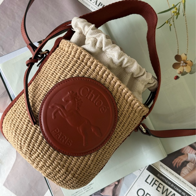 Horse Medal 浮雕標誌束口小款編織水桶包(棕色)-0