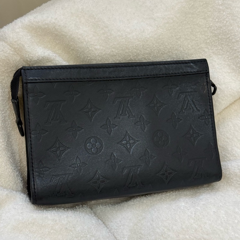 LV Gaston 黑壓紋斜背包 M81115✨最新晶片款-3
