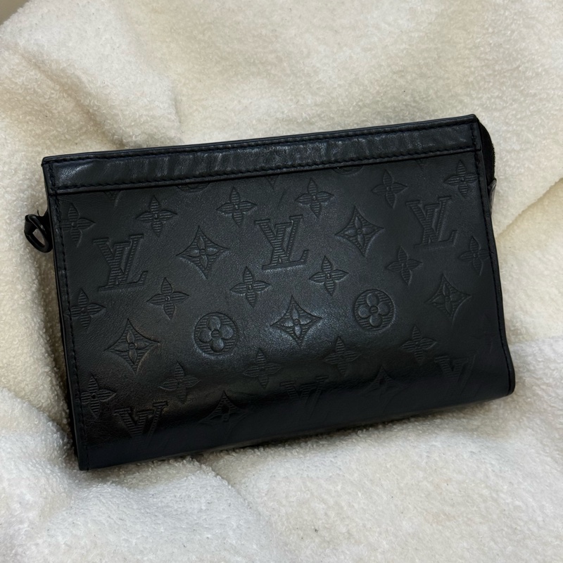 LV Gaston 黑壓紋斜背包 M81115✨最新晶片款-4